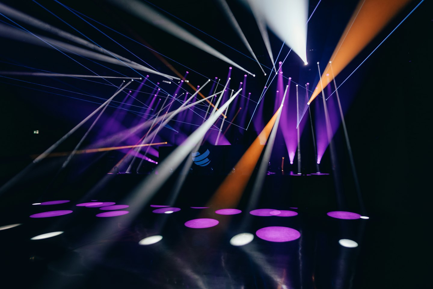 Bühne, beleuchtet von bunten Scheinwerfern und Laserstrahlen.