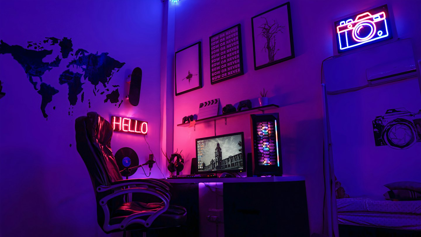 Gaming-Zimmer mit Neonlichtern und Gaming-Setup.